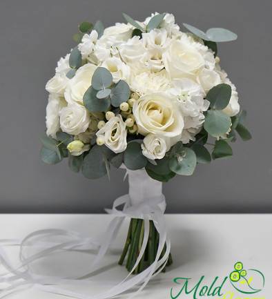 Bride's bouquet of white roses, eustoma, dianthus, mathiola, hypericum, and eucalyptus photo 394x433